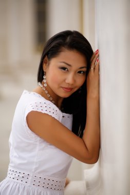 Beyaz elbiseli güzel genç kazak kadın