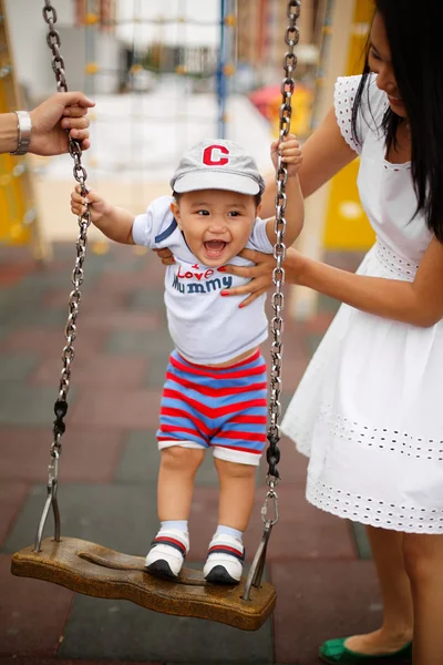 Söt liten pojke med mamma och pappa promenad i parken — Stockfoto