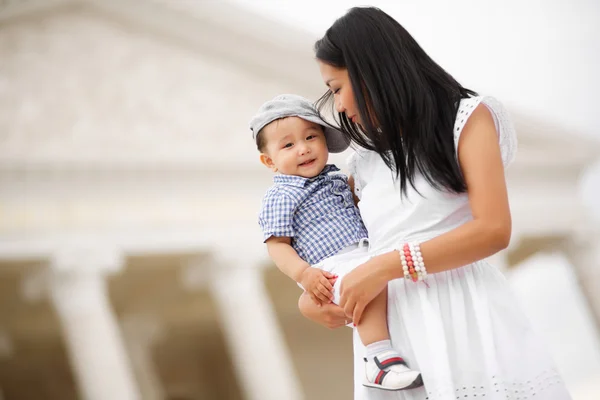 sevimli küçük çocuk anne ve baba parkta yürüyüş