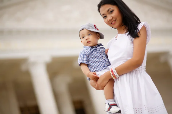 sevimli küçük çocuk anne ve baba parkta yürüyüş