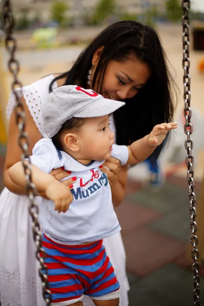 Mignon petit garçon avec maman et papa marche dans le parc — Photo