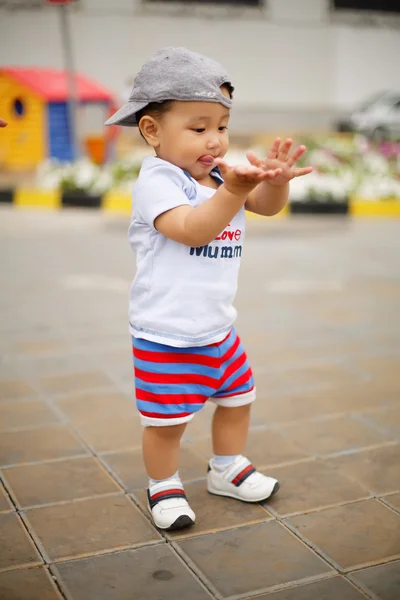 Cute little boy with mom and dad walking in the park — Stock Photo, Image