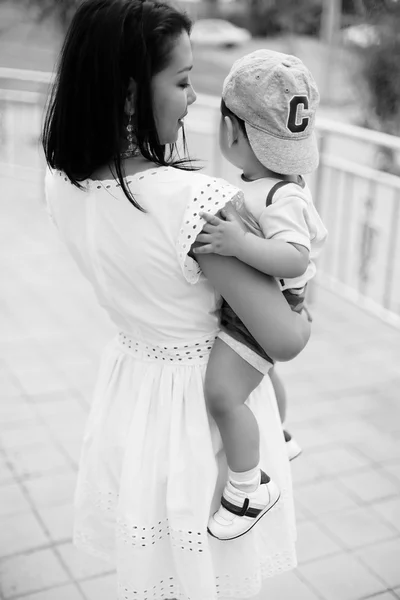 Mignon petit garçon avec maman et papa marche dans le parc — Photo