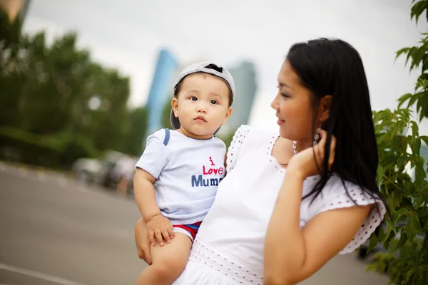 sevimli küçük çocuk anne ve baba parkta yürüyüş