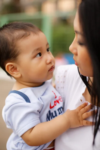 sevimli küçük çocuk anne ve baba parkta yürüyüş