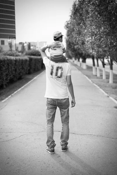 Niedliche kleine Junge mit Mama und Papa zu Fuß in den Park — Stockfoto