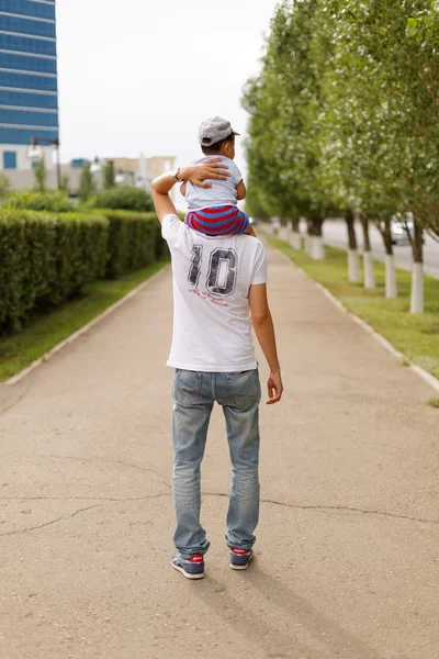 Sevimli küçük çocuk anne ve baba parkta yürüyüş — Stok fotoğraf