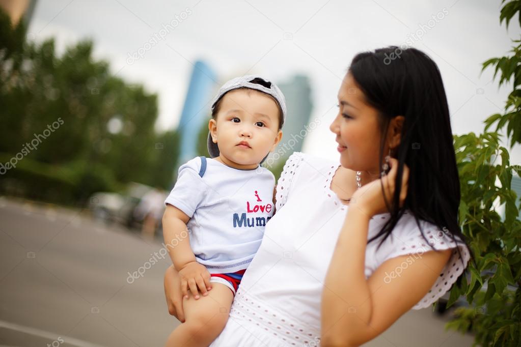 мама казашка. младенец с матерью казахи. казахстанская моя мама. казахская мама. мама казашка.