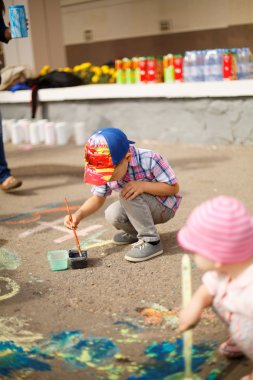 Astana, Kazakistan - 08 Eylül 2013: Astana central park çocuk Festivali 08 Eylül 2013 Astana, Kazakistan'ın üzerinde zemin resimlerini. Yere Boyama Çocuk.
