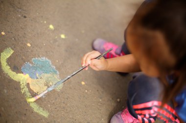 Astana, Kazakistan - 08 Eylül 2013: Astana central park çocuk Festivali 08 Eylül 2013 Astana, Kazakistan'ın üzerinde zemin resimlerini. Yere Boyama Çocuk.