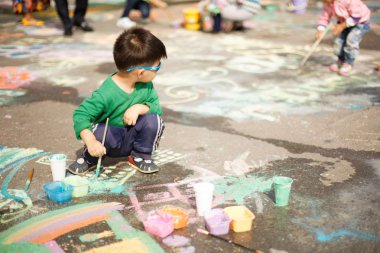 Astana, Kazakistan - 08 Eylül 2013: Astana central park çocuk Festivali 08 Eylül 2013 Astana, Kazakistan'ın üzerinde zemin resimlerini. Yere Boyama Çocuk.