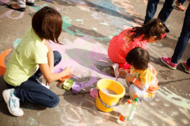 Astana, Kazakistan - 08 Eylül 2013: Astana central park çocuk Festivali 08 Eylül 2013 Astana, Kazakistan'ın üzerinde zemin resimlerini. Yere Boyama Çocuk.