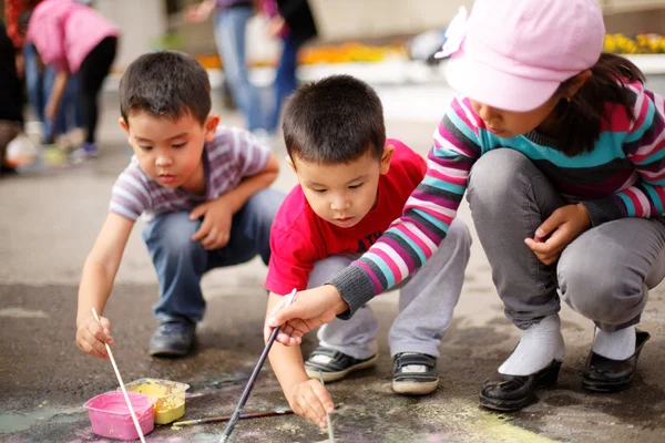 нацфонд казахстана. дети деньги выплаты. дети и деньги. нацфонд детям в казахстане как проверить. деньги в руках.