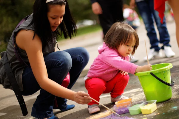 ASTANA, KAZAKHSTAN - 08 DE SEPTIEMBRE DE 2013: Astana central park festival infantil de pinturas al suelo el 08 de septiembre de 2013 en Astana, Kazajstán. Niños pintando en el suelo . —  Fotos de Stock