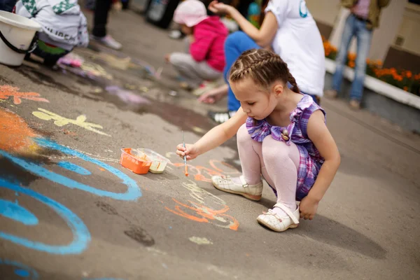 ASTANA, KAZAKHSTAN - SETEMBRO 08, 2013: Astana parque central crianças festival de pinturas de chão em 08 de setembro de 2013 em Astana, Cazaquistão. Crianças pintando no chão . — Fotografia de Stock