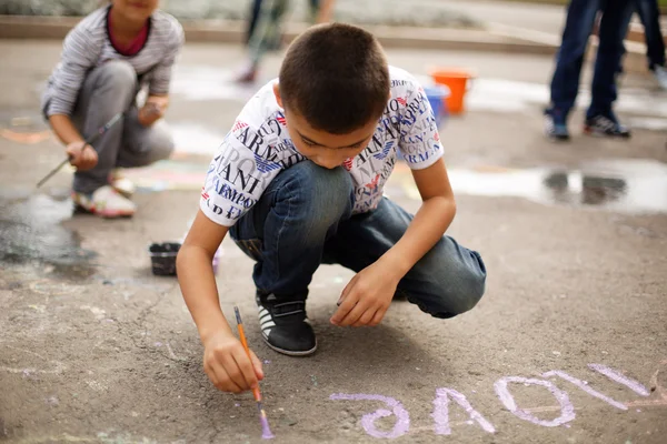 ASTANA, KAZAKHSTAN - SETEMBRO 08, 2013: Astana parque central crianças festival de pinturas de chão em 08 de setembro de 2013 em Astana, Cazaquistão. Crianças pintando no chão . — Fotografia de Stock