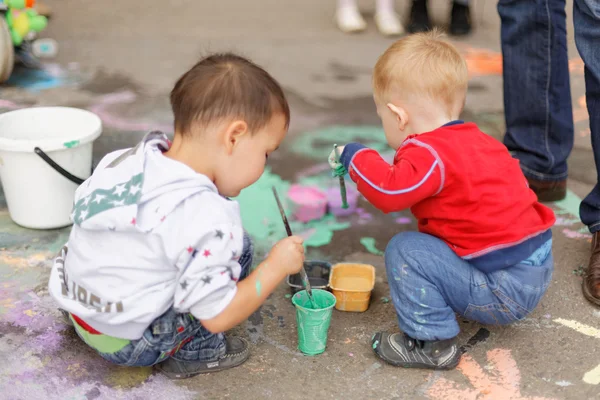 ASTANA, KAZAKHSTAN - SETEMBRO 08, 2013: Astana parque central crianças festival de pinturas de chão em 08 de setembro de 2013 em Astana, Cazaquistão. Crianças pintando no chão . — Fotografia de Stock