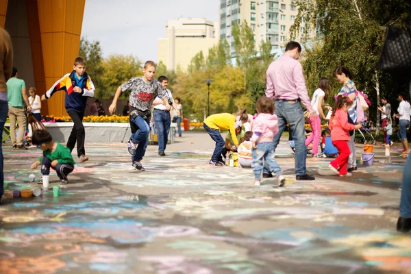 ASTANA, KAZAKHSTAN - SEPTEMBER 08, 2013: Astana central park children festival of ground paintings on September 08, 2013 in Astana, Kazakhstan. Children painting on the ground. — Stock Photo, Image