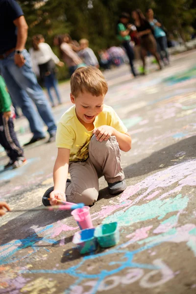 ASTANA, KAZAKHSTAN - SETEMBRO 08, 2013: Astana parque central crianças festival de pinturas de chão em 08 de setembro de 2013 em Astana, Cazaquistão. Crianças pintando no chão . — Fotografia de Stock