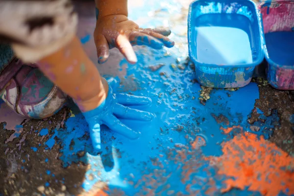 ASTANA, KAZAKHSTAN - SETEMBRO 08, 2013: Astana parque central crianças festival de pinturas de chão em 08 de setembro de 2013 em Astana, Cazaquistão. Crianças pintando no chão . — Fotografia de Stock