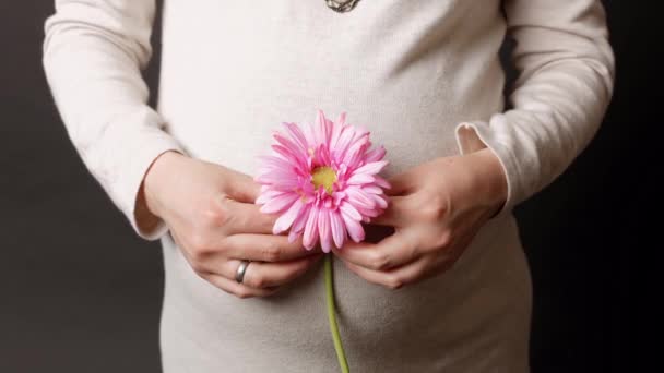Pembe çiçek ile hamile kadın — Stok video
