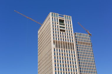 Şehirde inşaat var.