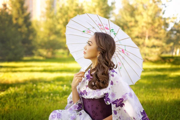 Bela mulher asiática em quimono — Fotografia de Stock