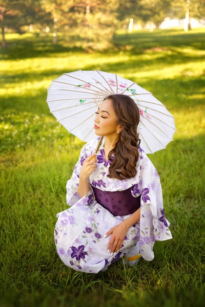 Kimono güzel Asyalı kadın — Stok fotoğraf