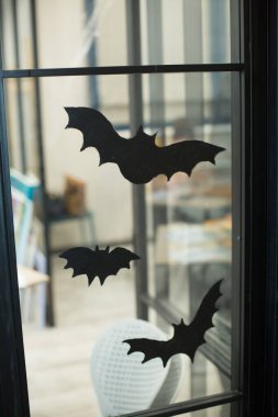 Cadılar Bayramı balkabağı ve yemek masada.