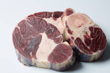 Beyaz arka planda etli biftek