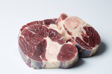 Beyaz arka planda etli biftek