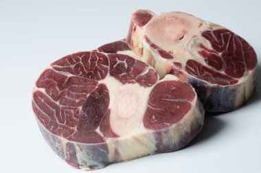 Beyaz arka planda etli biftek