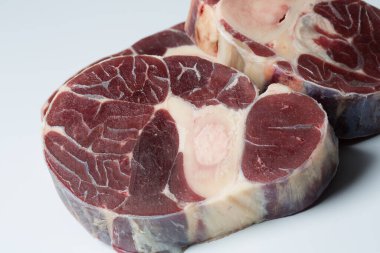 Beyaz arka planda etli biftek