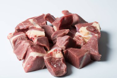 Beyaz arka planda etli biftek