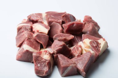 Beyaz arka planda etli biftek