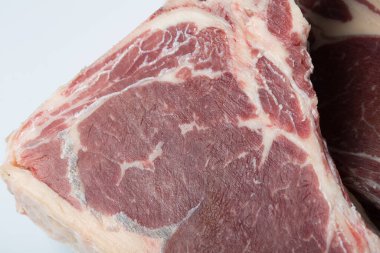 Beyaz arka planda etli biftek