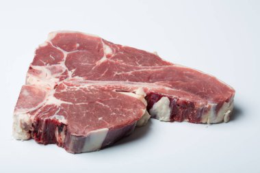 Beyaz arka planda etli biftek