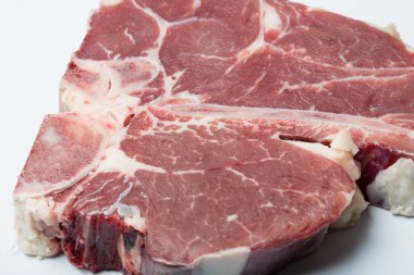 Beyaz arka planda etli biftek