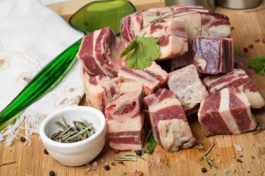 Beyaz arka planda etli biftek