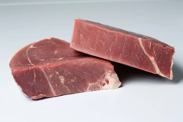 Beyaz Arka Planda Etli Biftek — Stok fotoğraf
