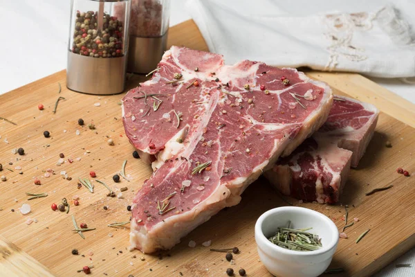 Bife Carne Fundo Branco — Fotografia de Stock