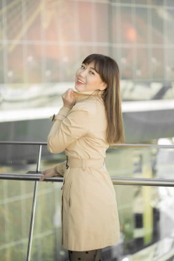 Güzel genç Asyalı kadın poz veriyor.