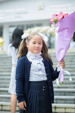 Maskeli güzel kız okulda 1. sınıfa gidiyor.