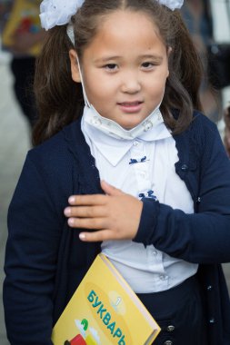 Maskeli güzel kız okulda 1. sınıfa gidiyor.