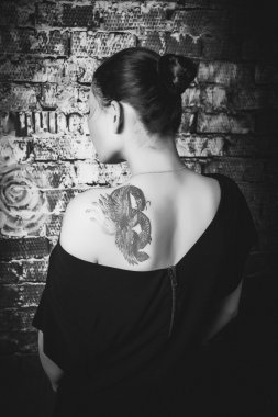 Arkadaki ejderha phoenix dövmeli kız