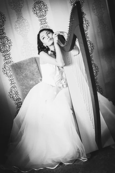 Beautiful asian bride with harp — Stock Photo, Image