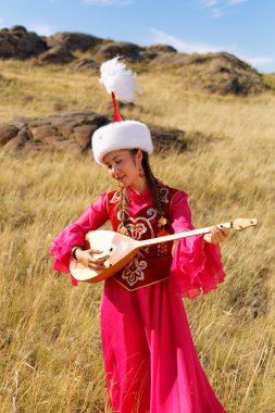 Güzel Kazak kadın dombyra ile dans bozkır içinde ulusal kostüm