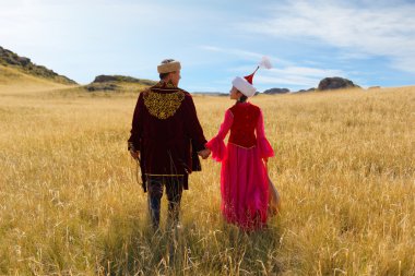 Kazak erkek ve kadın Ulusal bozkır dombyra oynama ve dans kostümleri