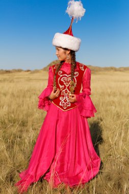 Güzel Kazak kadın dombyra ile dans bozkır içinde ulusal kostüm
