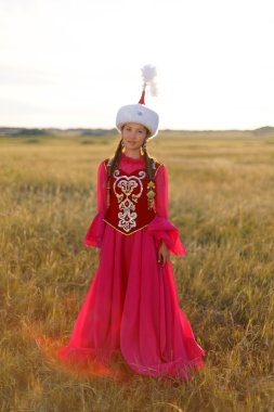 Güzel Kazak kadın dombyra ile dans bozkır içinde ulusal kostüm